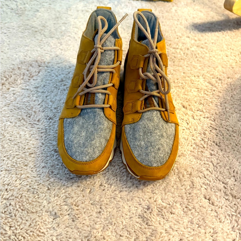 New - ( no box ) Sorel waterproof 3/4 hiking boots. Size 91/2. Never been worn